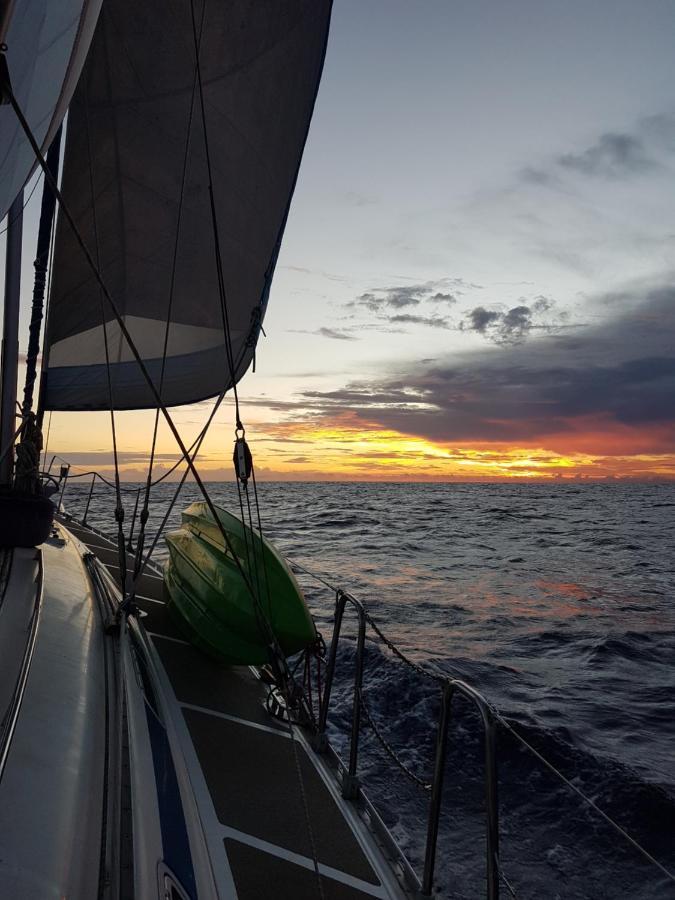 2 Nuits Insolites & 1 Excursion Voile A Bord Du Voilier Mori Ora Moorea Exterior photo